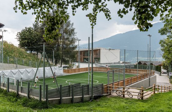 Kleinfußballfeld im Dorfzentrum von St. Andrä