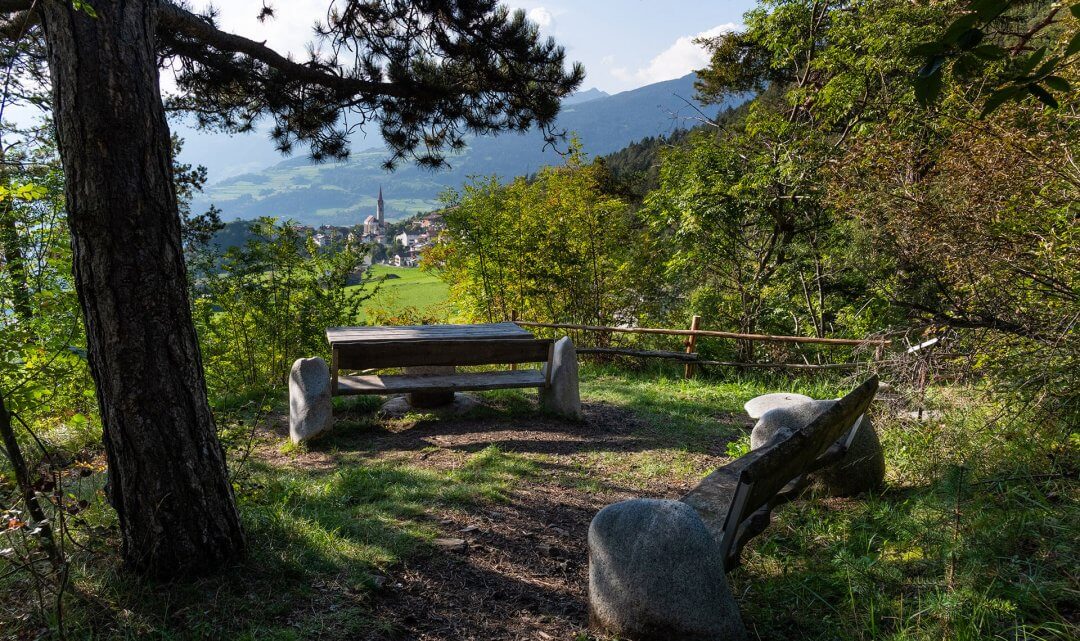 Sentiero di collegamento Tiso-Miglanz sul versante soleggiato della Val di Funes